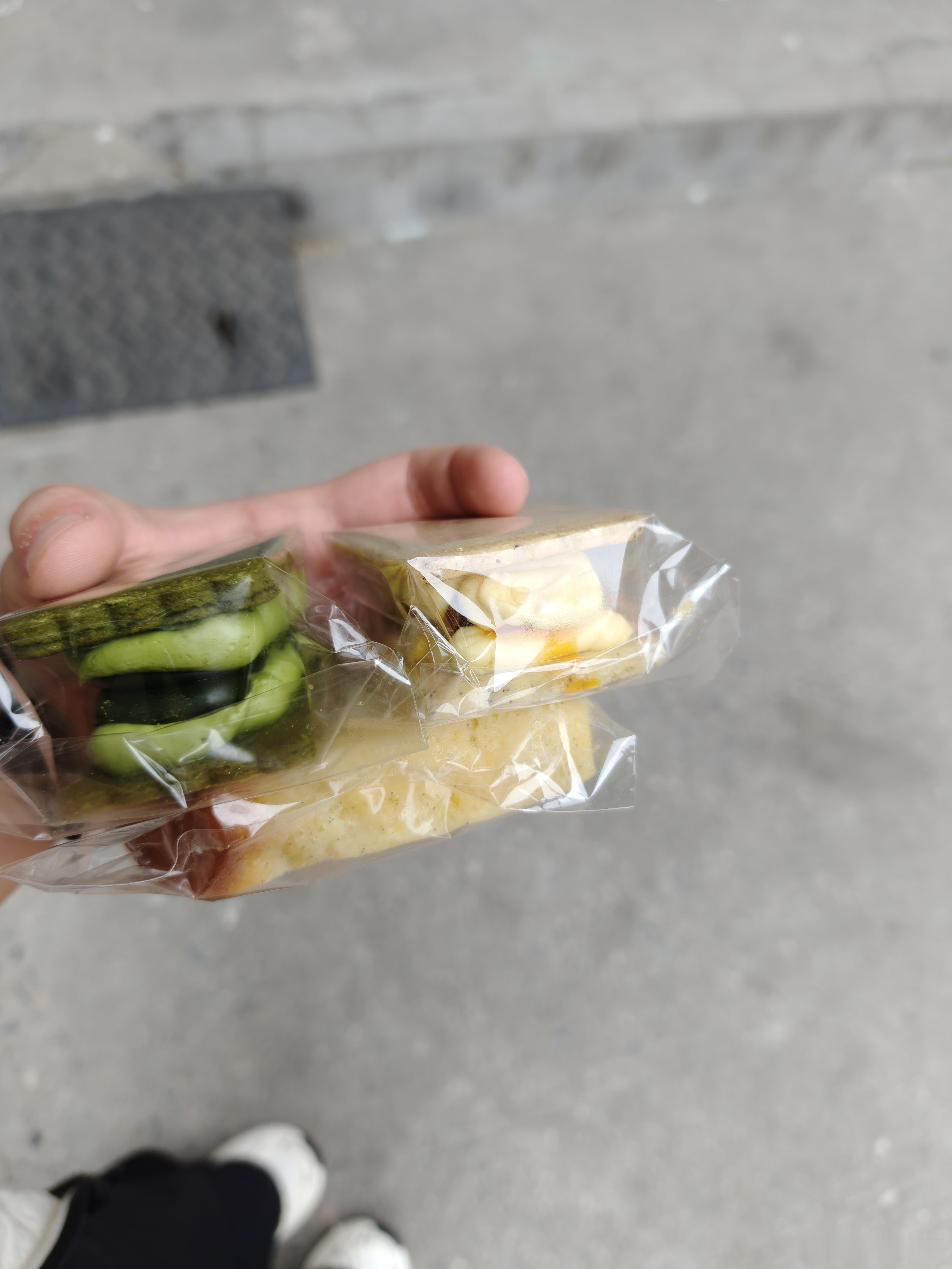 两个白脱饼干，一个柠檬蛋糕切片谁来猜猜价格 ​​​