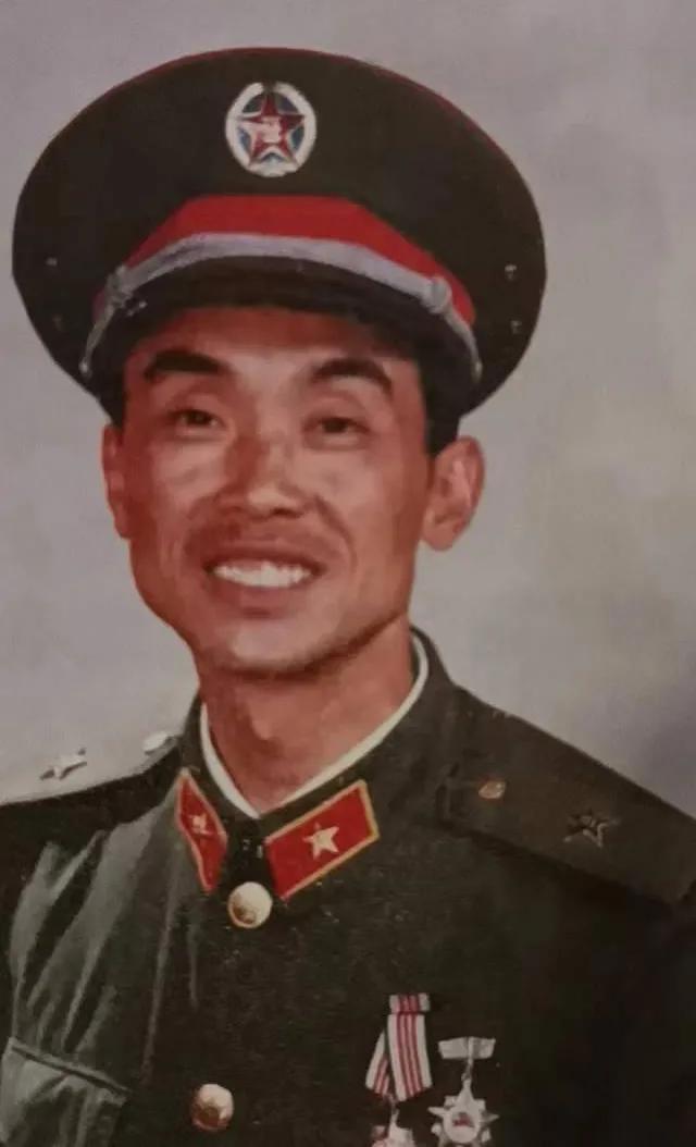 他是“战地模范指导员”，两山轮战期间，他凭借自己出色的思想政治工作，有力地配合了