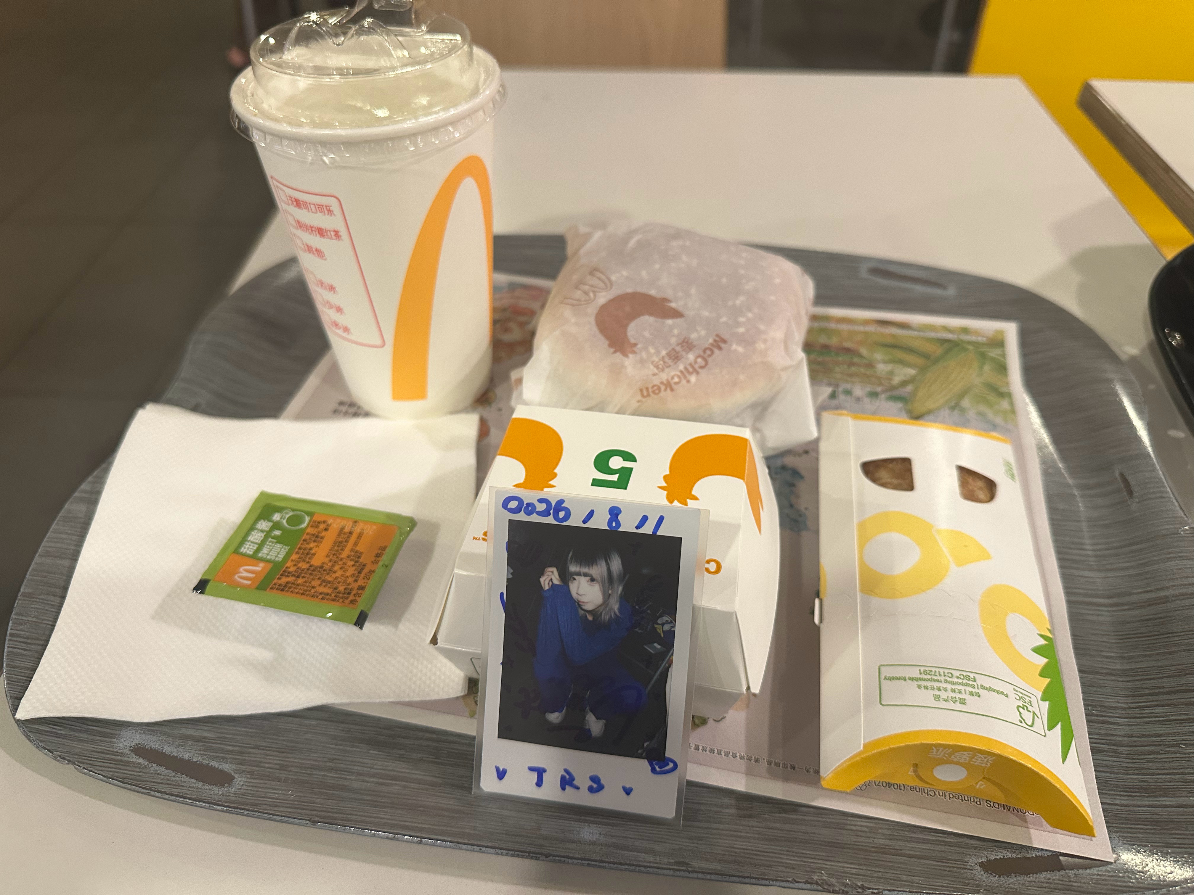 回酒店发现楼下只有麦当劳可以吃了，回去点外卖又怕被我母上吊😭，不过总之今天很开