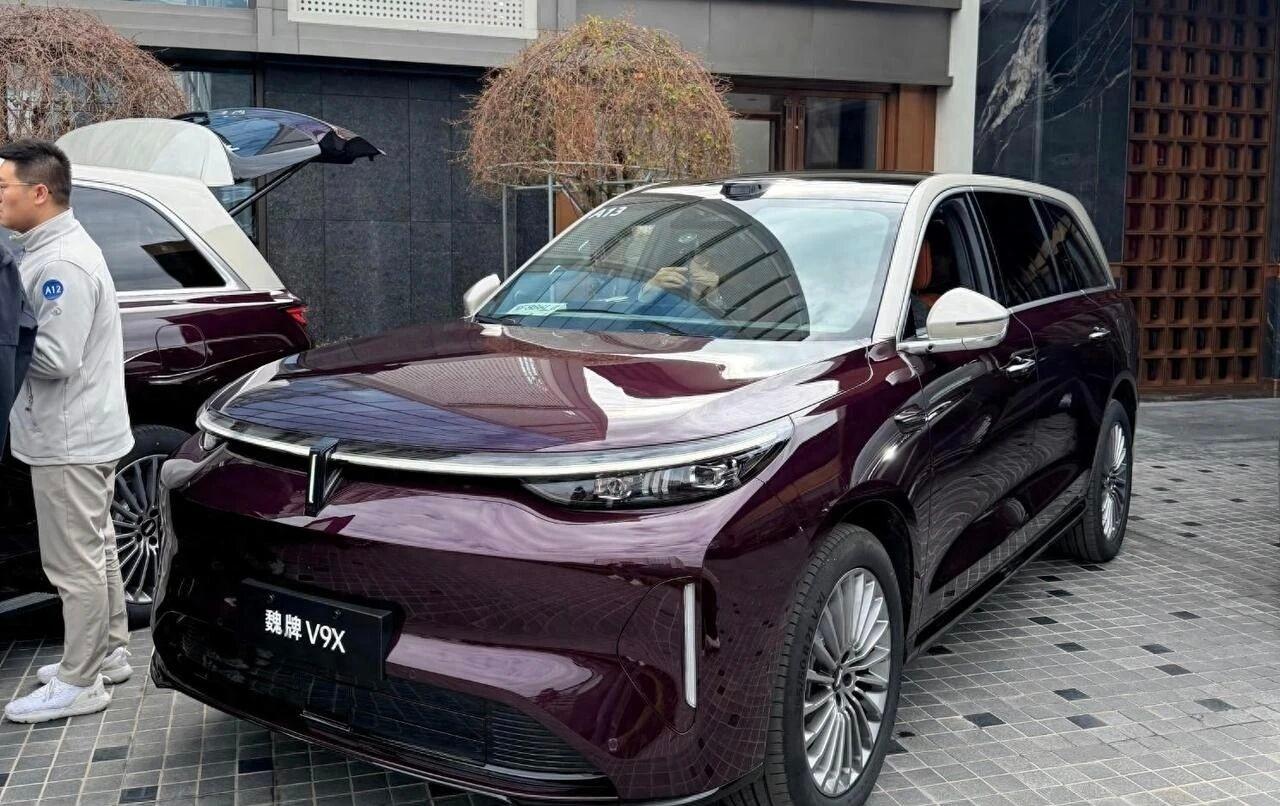 魏牌V9X实车信息+实拍图2026年3月9日，魏牌V9X正式亮相，定位AI豪华六