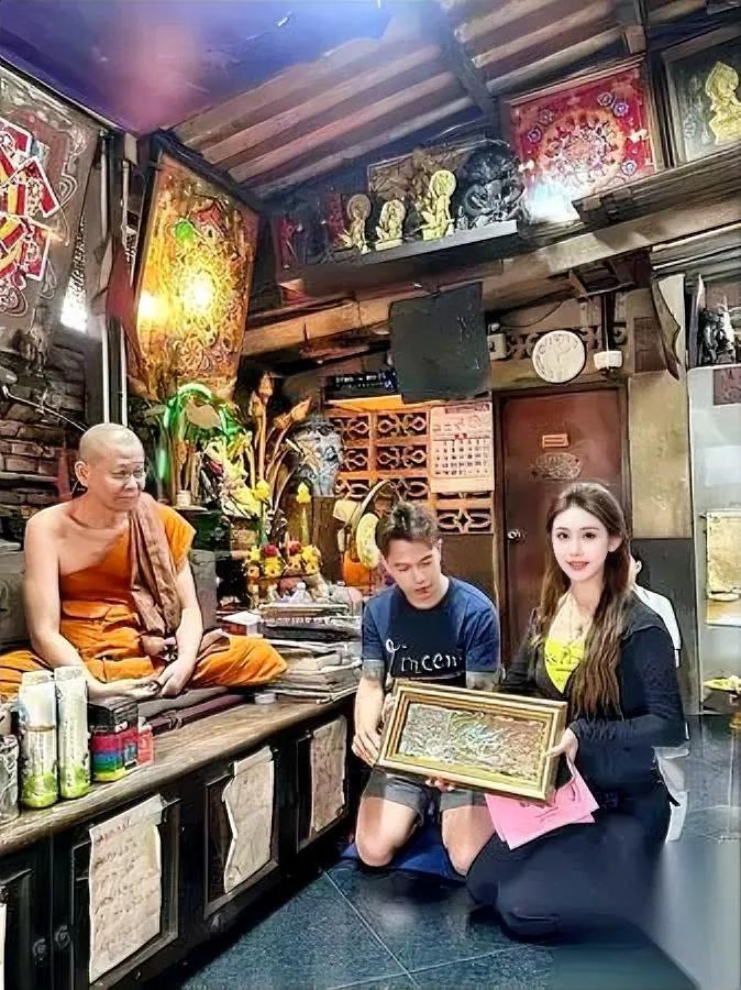 阿赞初塌房了。

真不是突然的。

当年带女友去参拜他的博主，现在翻旧照只觉得后