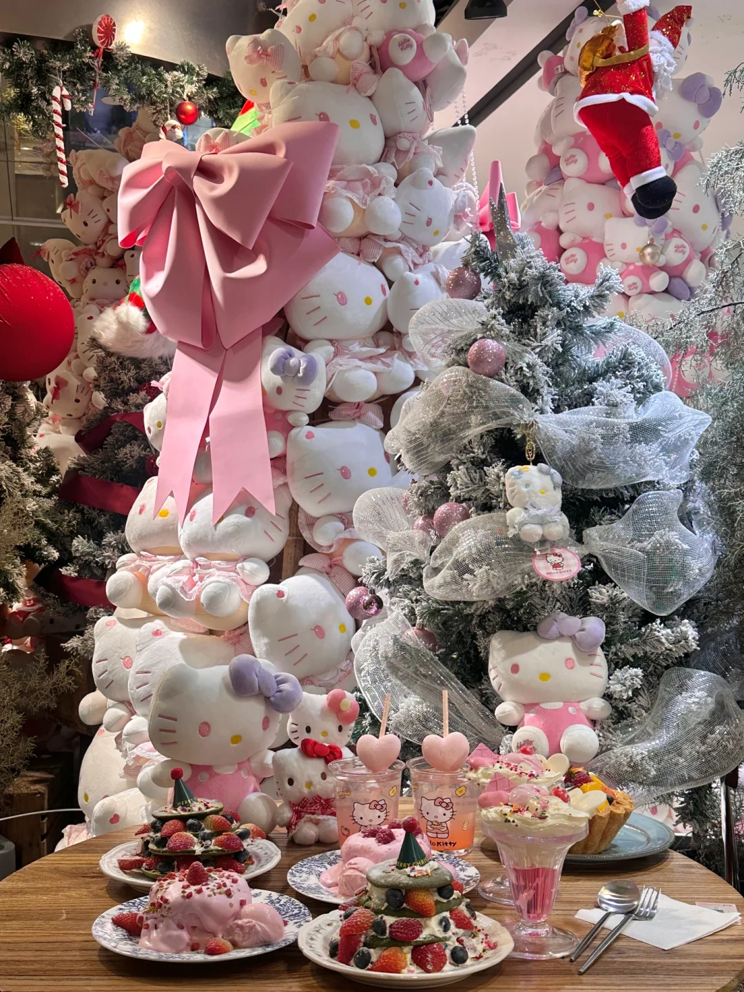 杭州首家！！巨型Hellokitty圣诞树🎄太可爱噜