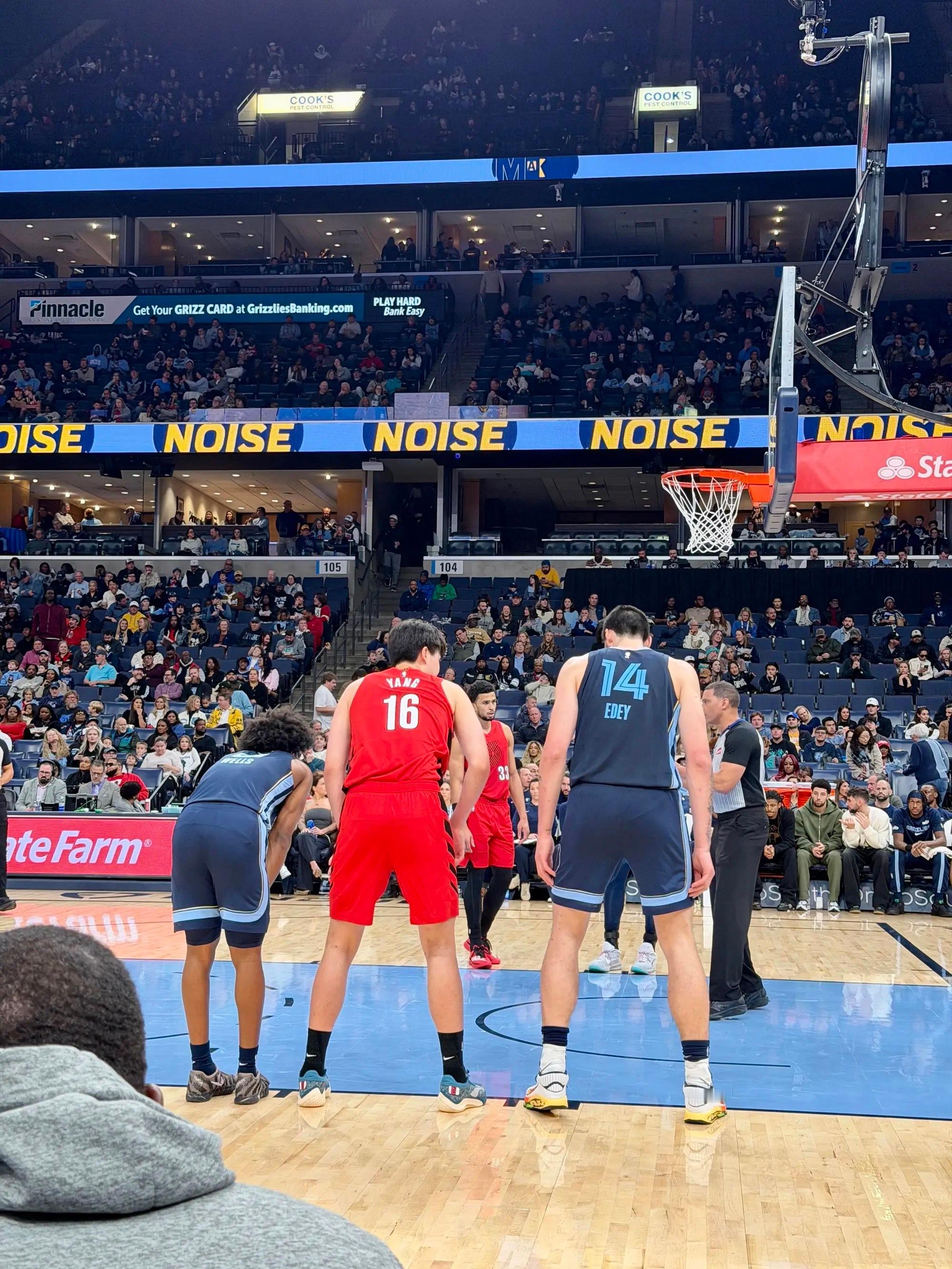 杨瀚森和扎克伊迪的体型对比 