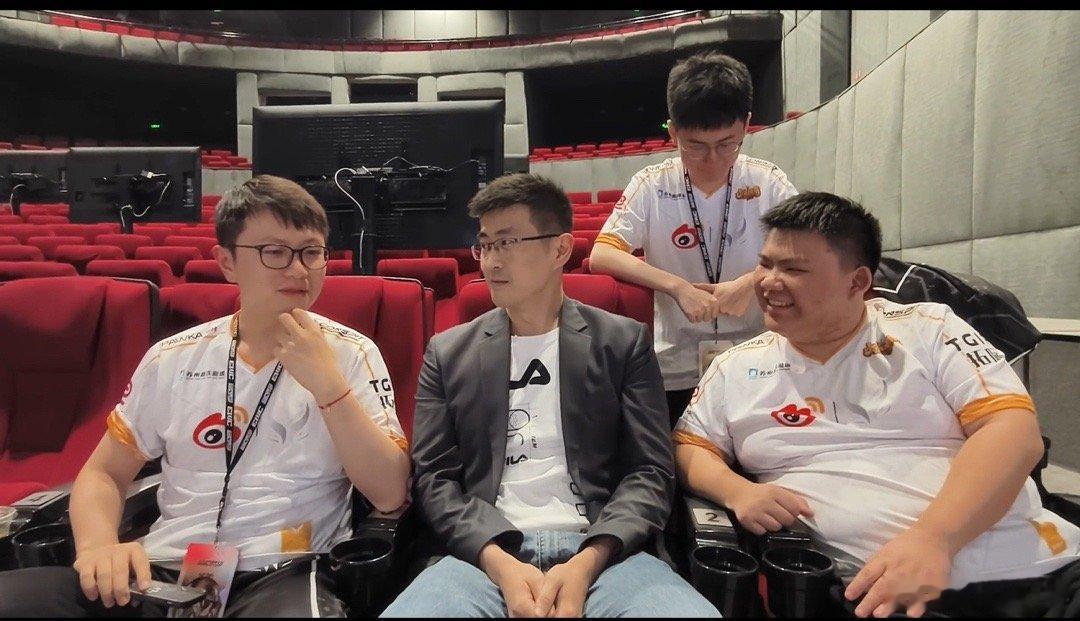 主持人：你有没有什么想对已经淘汰的ori说的Dy：现阶段比赛的对线强度太高了，他