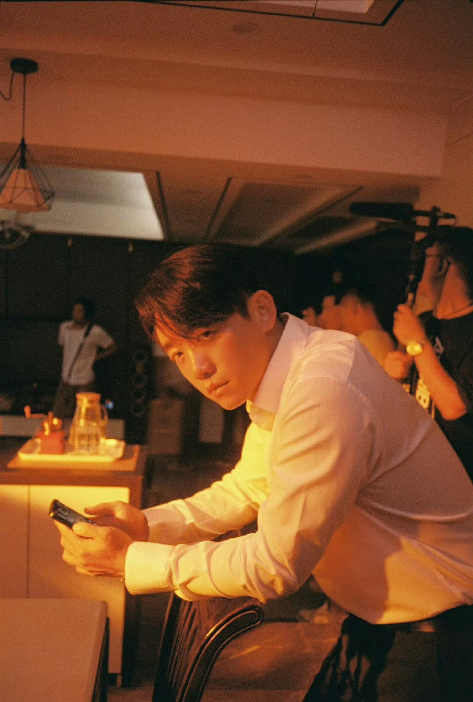 郑恺你是安嘉和吗 天呐，郑恺新角色太吓人了！那股子阴鸷气息，简直跟安嘉和如出一辙