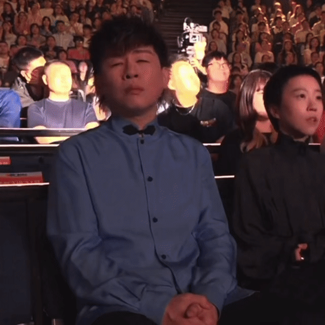 歌手灯光师让胡彦斌哭胡彦斌被歌手灯光师气笑了 胡彦斌想躲，灯光师不让。试了一次又