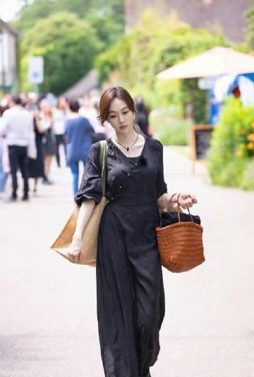 姜妍，一位气质优雅、笑容甜美的女演员。照片中，她身穿黑色长裙，搭配精致的项链，显