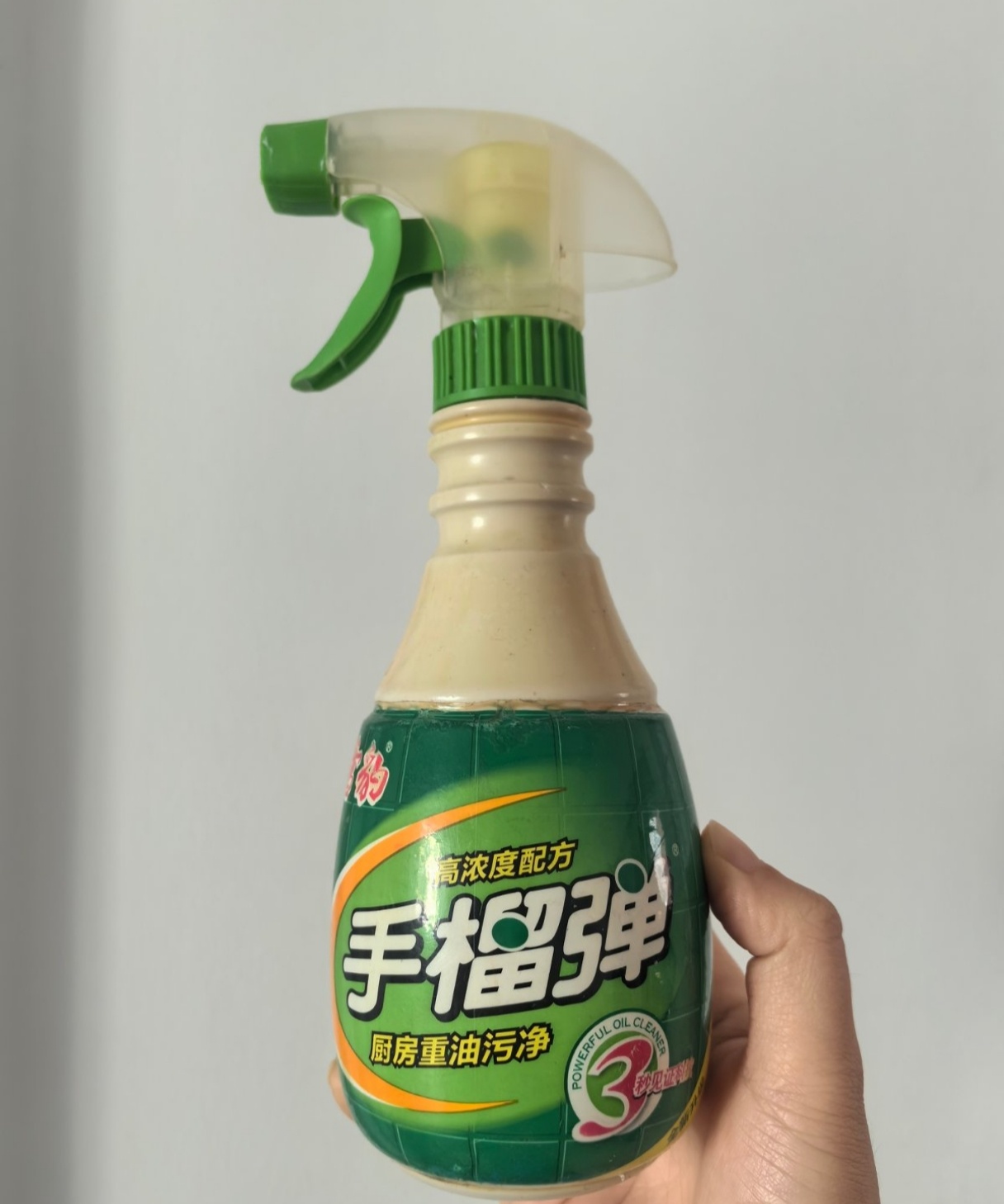 我爸用的浇花的喷壶——手榴弹！真霸气！ ​​​