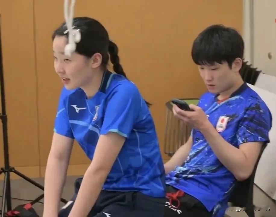 张本美和坐在张本智和腿上引起争议，很多人都说她俩作为乒乓球运动员，在大庭广众之下