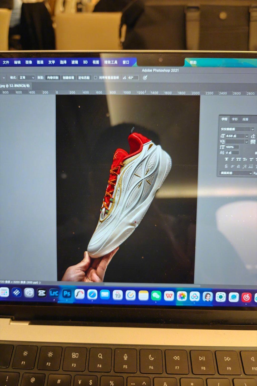 机场转机，在休息室修图，突然一个金色头发的外国小朋友在我身后说：Mom，thes