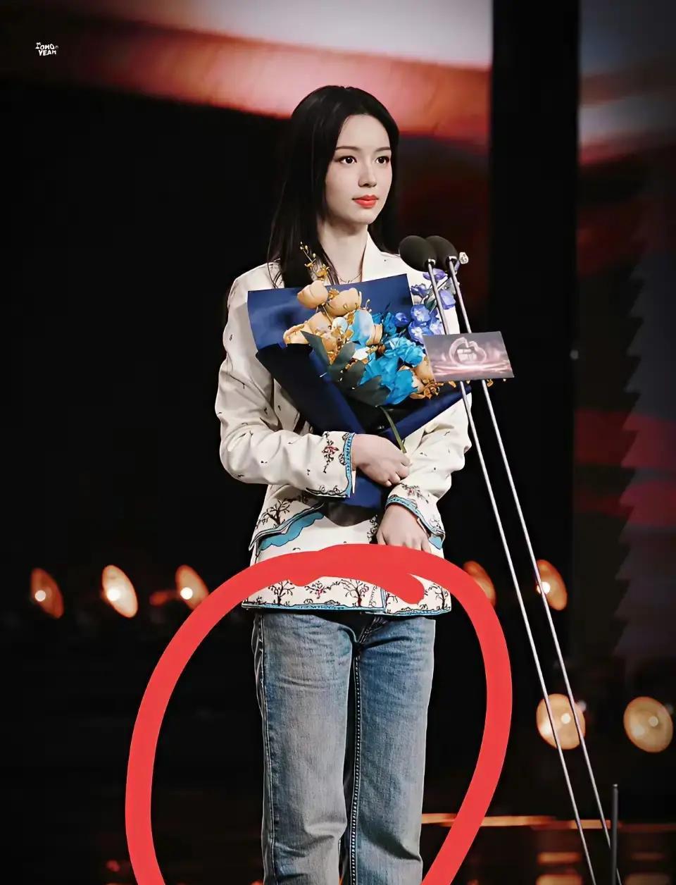 零下8度，红毯。
女明星们裹着仙气，硬挺。
周也，牛仔裤，黑T恤。
腰间凸起一块