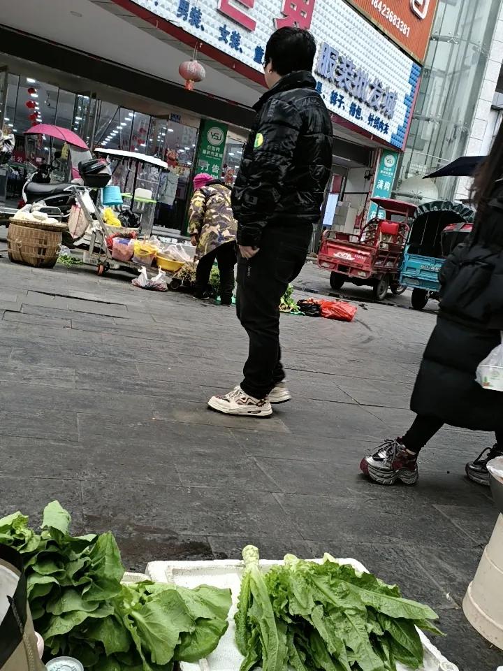 感觉没啥属于自己，又感觉又属于自己。
比如身体，时间