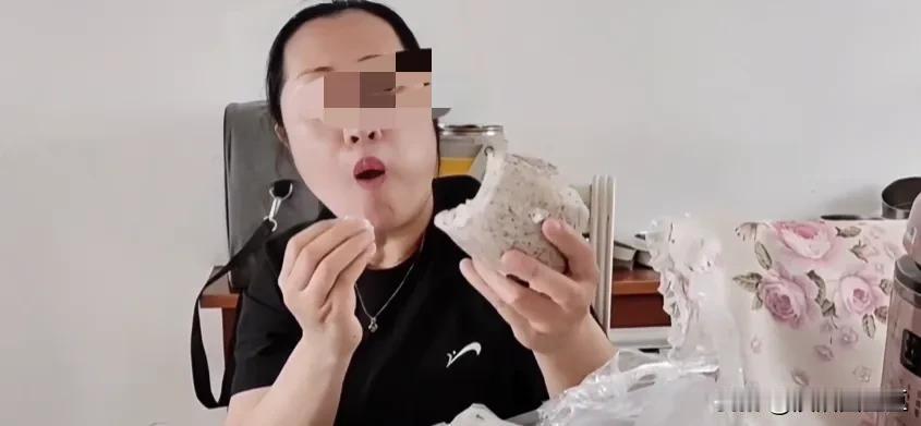 她说话永远口不对心，词不达意，只要听她说，不吃什么，不干什么，那只是说说而已，别