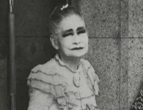 照片中这个打扮妖娆的日本老太，74岁高龄却仍在街头拉客，她还有个奇怪规矩：客人可