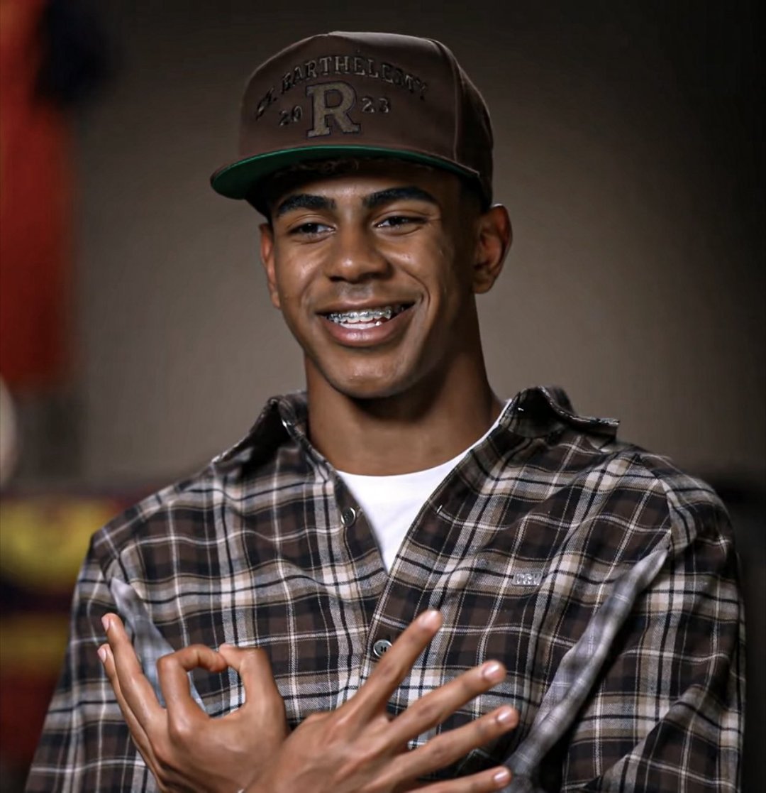 亚马尔： 足球对我来说就是一切❤️⚽️ 足球是我的挚爱，永远都是。 因为它是少数