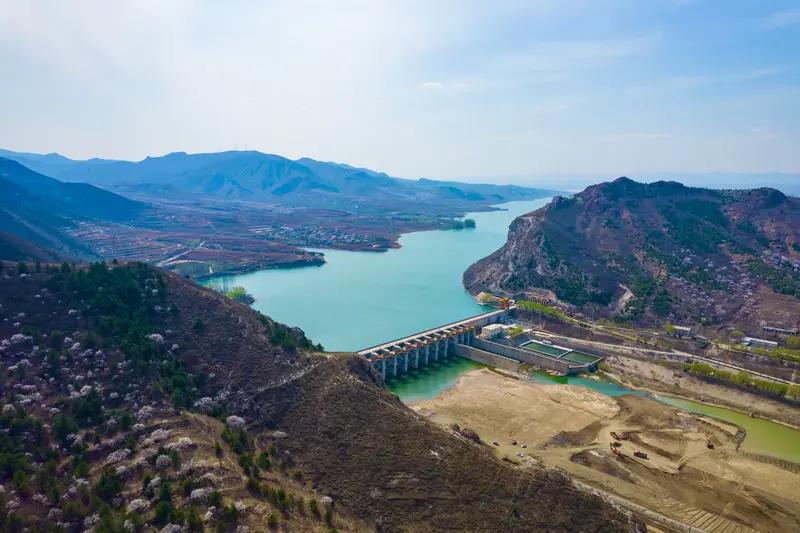 上联：秋月高悬照大地，请出下联春潮涌动润山川