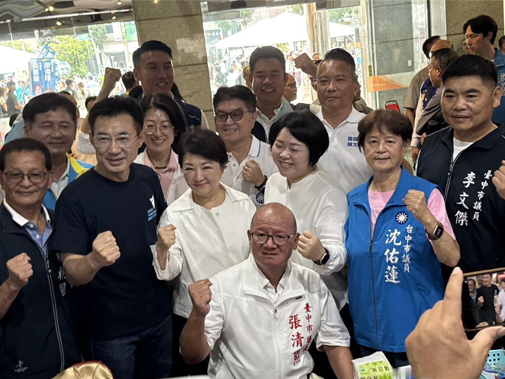 与江启臣陪同蓝小鸡登记 卢秀燕：好的府会关系 就像筷子要有2支
台中市长卢秀燕、