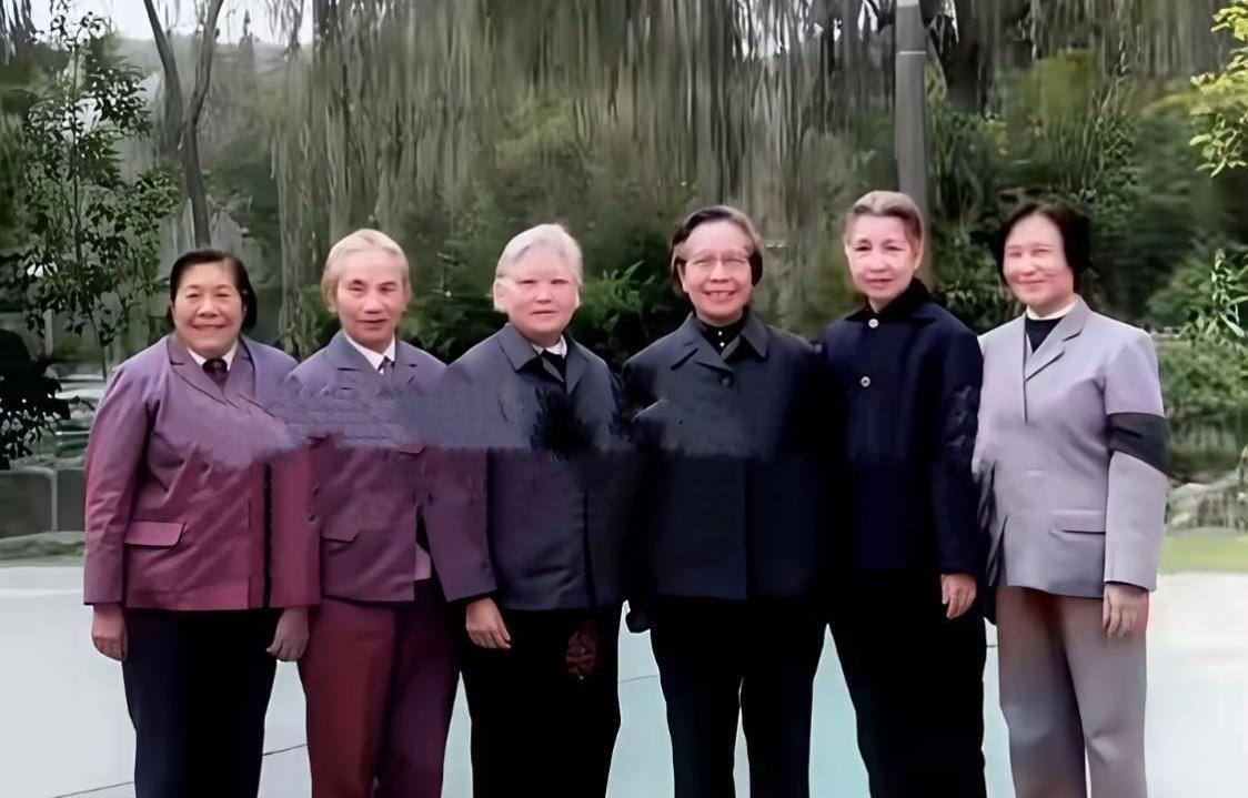 你敢信吗？一张1984年的合影，六位满头白发的老太太站得稳稳当当，可她们年轻时全