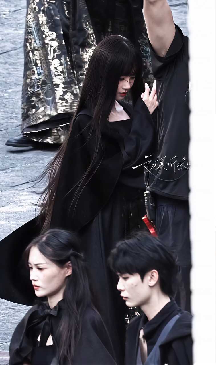 鞠婧祎万花世界最新路透 黑长直齐刘海的苏绿夏完全女王来的 