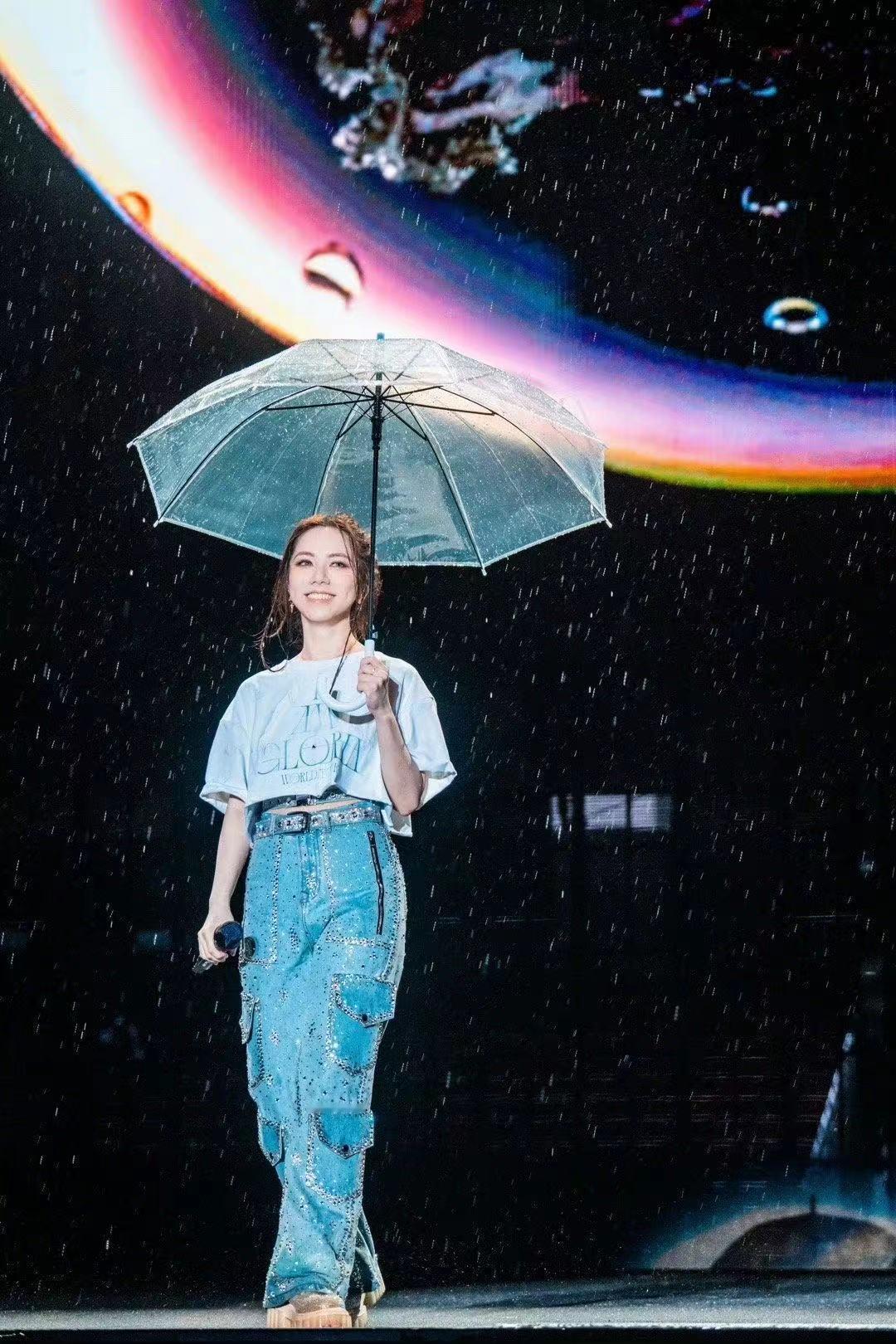 #邓紫棋塑料上海话# 邓紫棋的上海演唱会也太燃了吧，而且还用上海话和现场的观众交