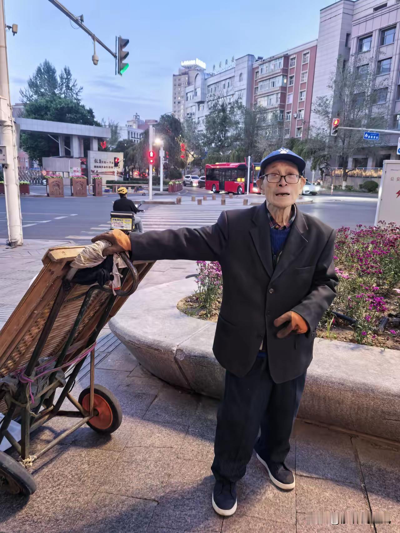 一位从新疆省级机关退休的处级干部，退休后几乎是一天不落的在小区里捡废品，也惹来不