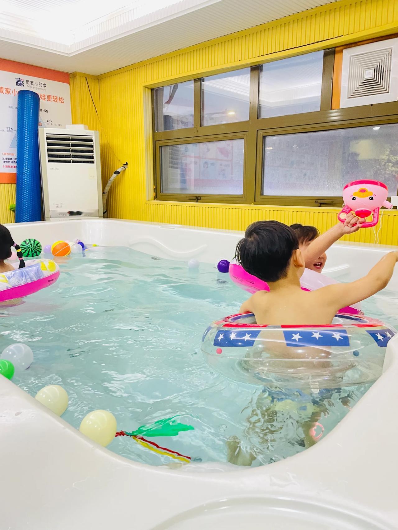 我对这家店给小孩子洗澡的服务非常满意。他们不仅洗得干净，还特别注重细节，让孩子在
