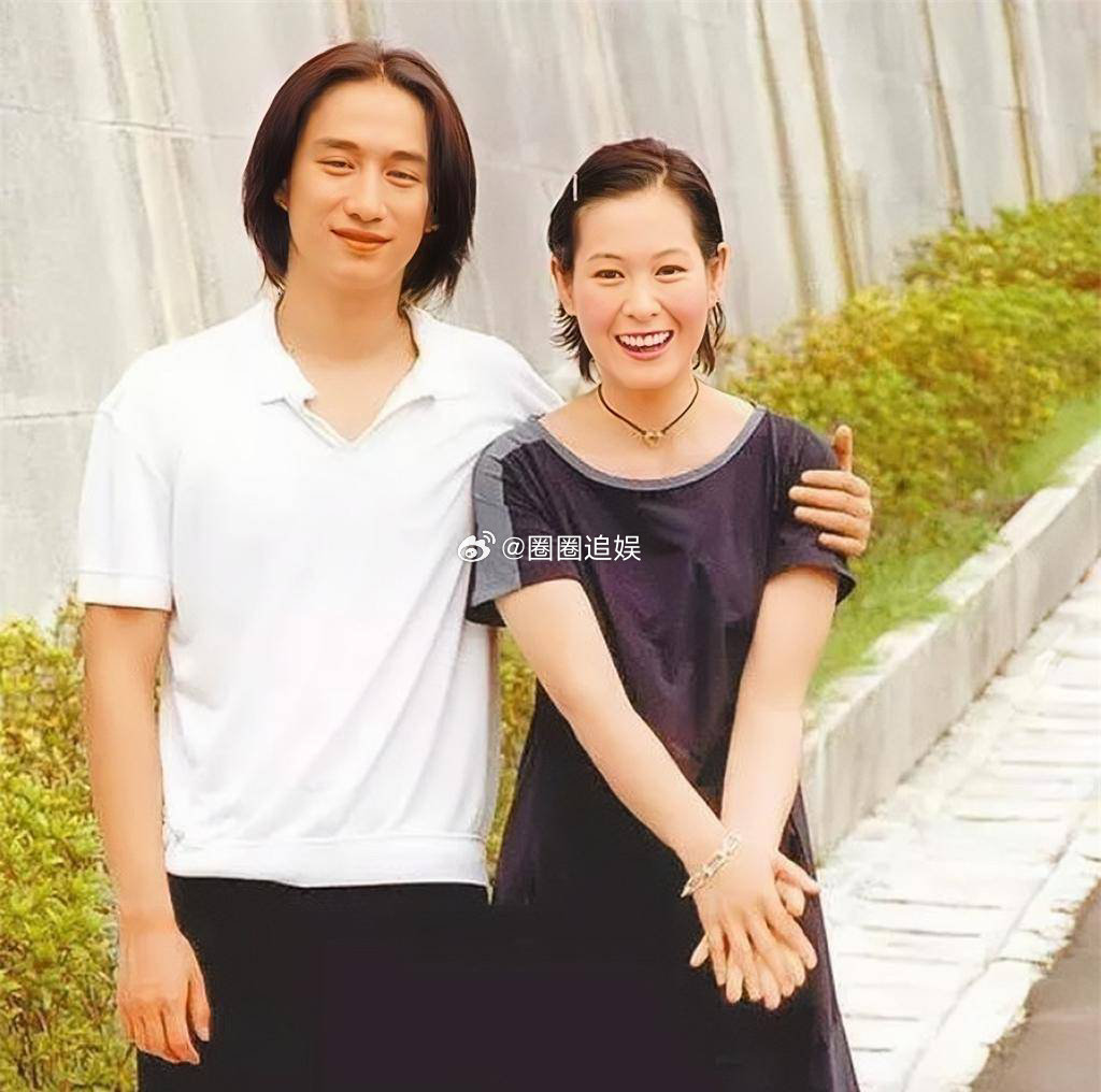 刘若英在一次演唱会上，当着歌迷的面说：“曾经有个男孩给她我打电话，他马上就要成为