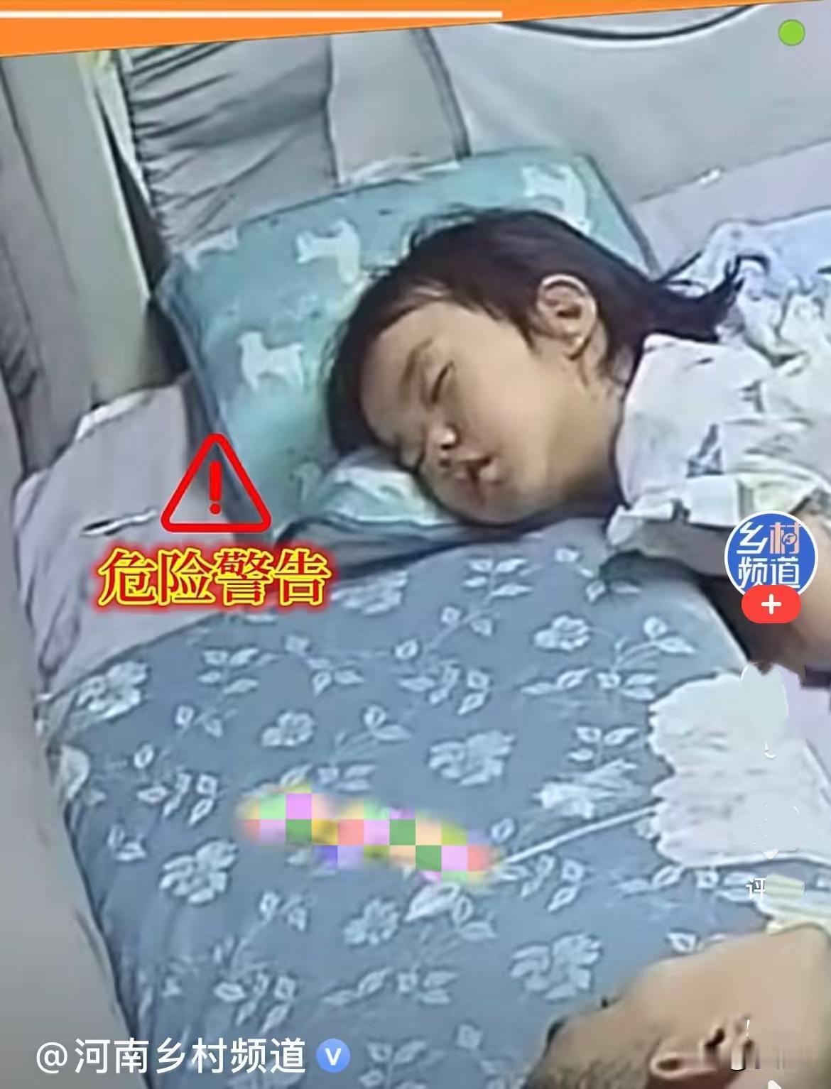 江苏一家三口妈妈睡前躺在床上玩手机，女儿和爸爸都已入睡，妈妈无意间一扭头，突然发