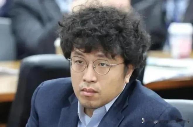 沈伯洋他非但不认错，还跳脚骂大陆制裁愚蠢，说自己推动的法案让大陆不舒服，把自己包