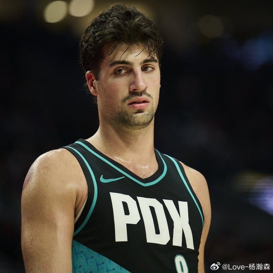阿夫迪亚是NBA历史上第二位职业生涯前四次三双均得分超过30分的球员，另一位是皮