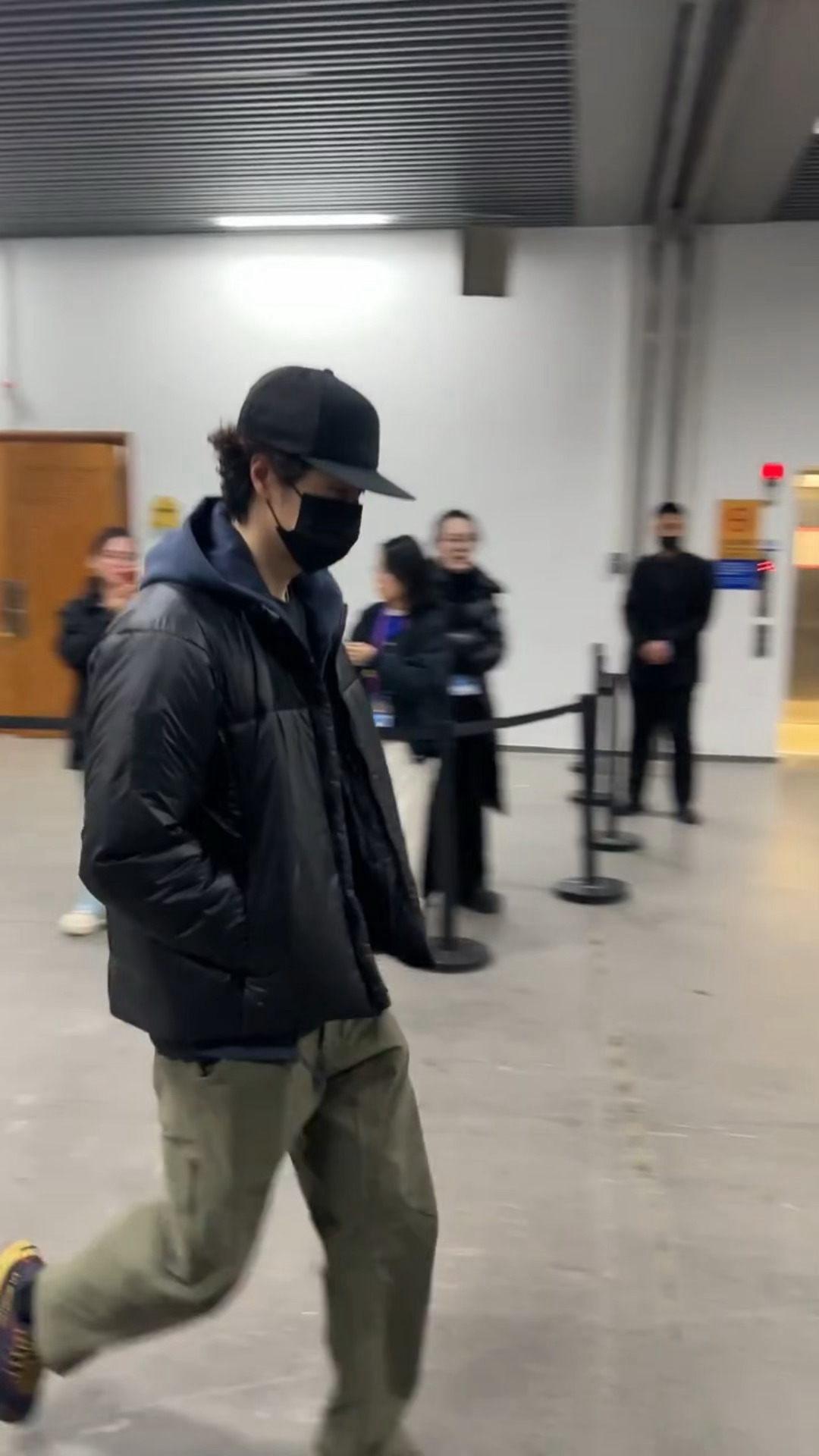 微博之夜内场王一博路过之处没人敢吱声微博之夜下班，所到之处自带消音效果自带气场的