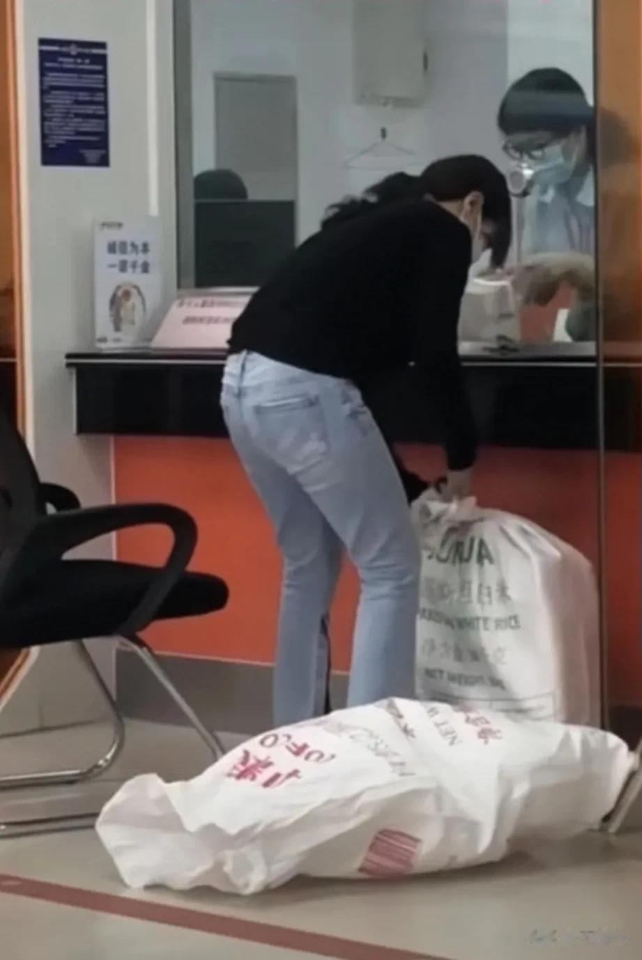 假如说:您一次性去银行取款2个亿，柜台工作人员、银行行长会如何应对？

刚开始，