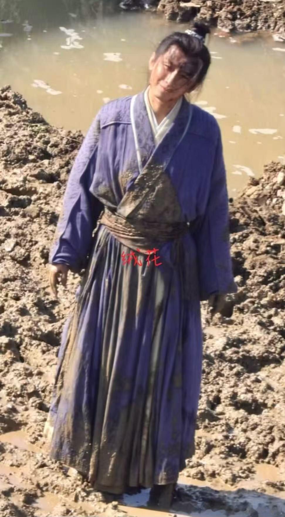 成毅两京十五日泥地造型路透 ​​​这个成毅看上去命好苦的样子！ ​​​