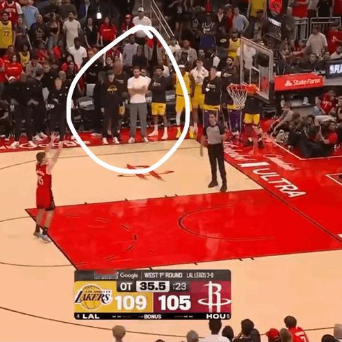 谢泼德罚技犯球时没进，东契奇在一旁挥了挥手：好臭😷[不看][捂脸]