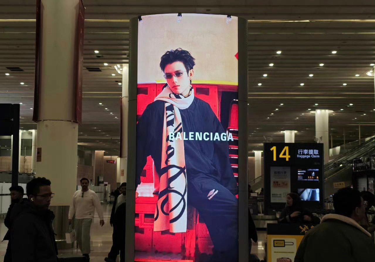 陈飞宇巴黎世家新年地广大屏排面，好帅