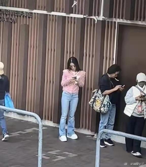 方媛接娃放学，打扮很一般，亲自排队接地气，怀3胎也很放松！ ​​​