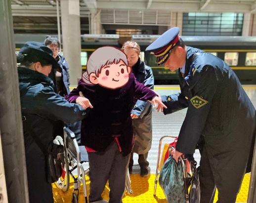 暖新闻[超话] 1月7日，K148次列车员刘丽搀扶行动不便的旅客上车，并在旅途中