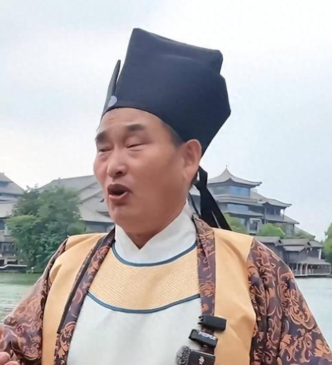 大衣哥终究会为了钱翻车！这次应验了吧！
大衣哥朱之文在台儿庄景区身穿一套颇为雷人