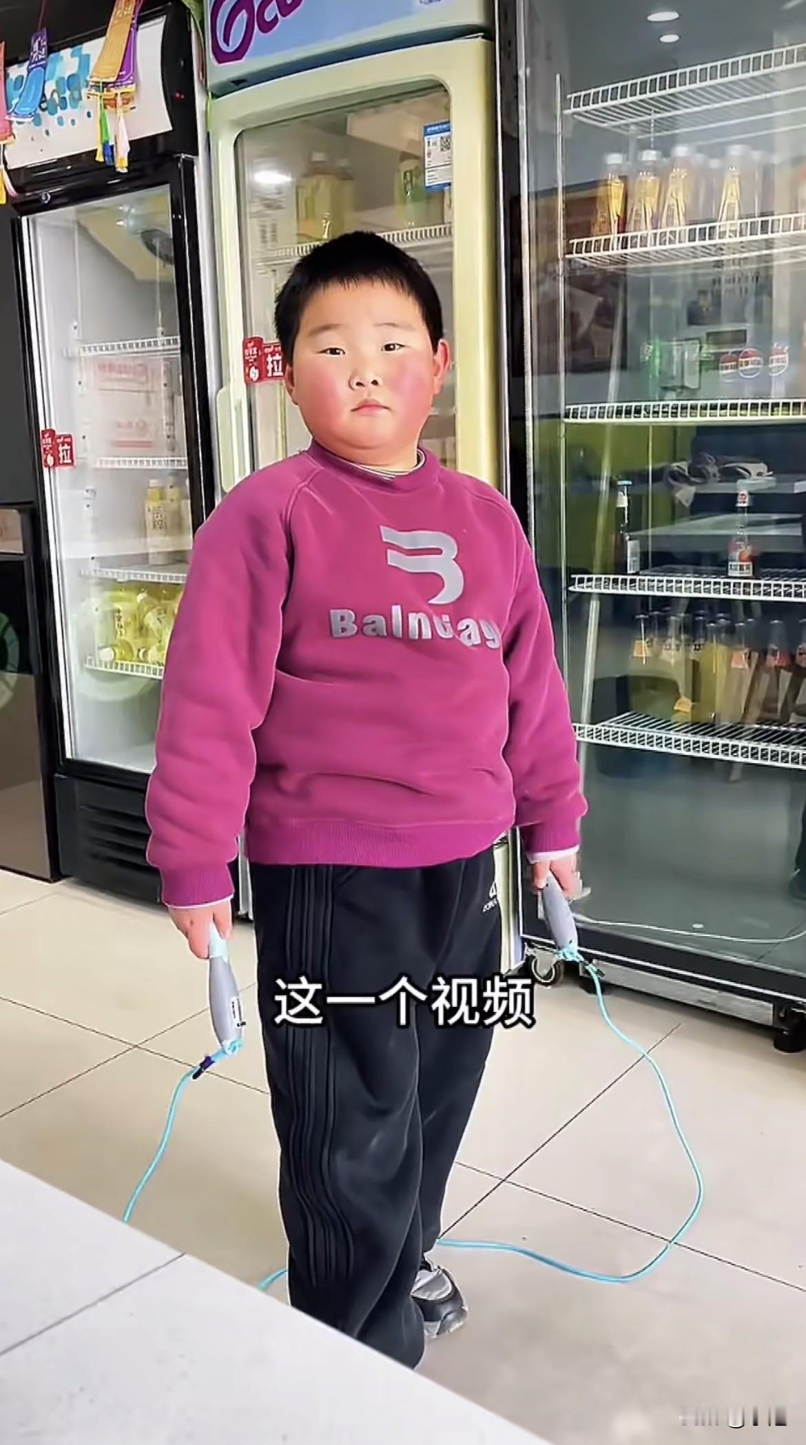 山东那个7岁小男孩，一觉醒来，天塌了。

他爸开麻辣烫店的，寒假把他从老家接过来