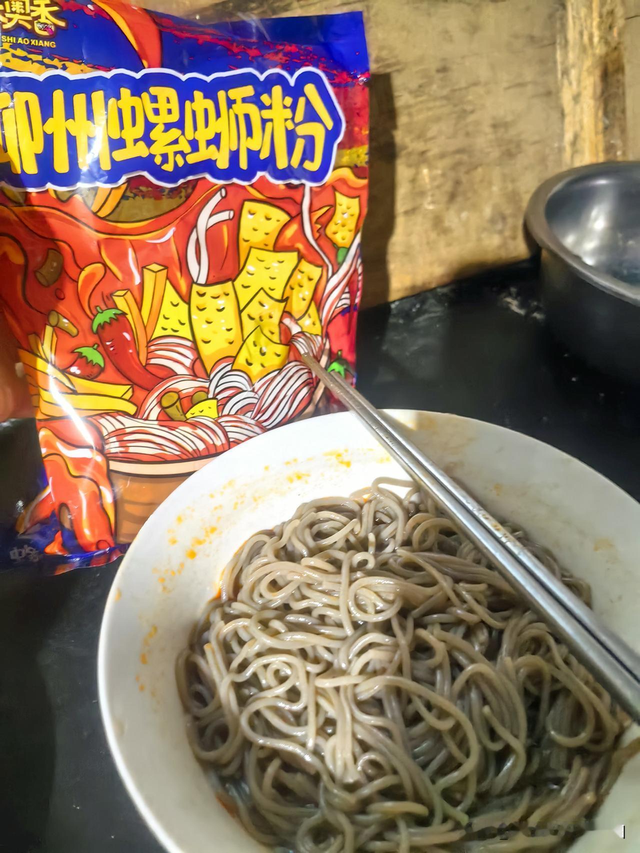 侄女马上就要往学校了，家里还有好多螺蛳粉和冷面还有好多零食，侄女让我往回拿点给小