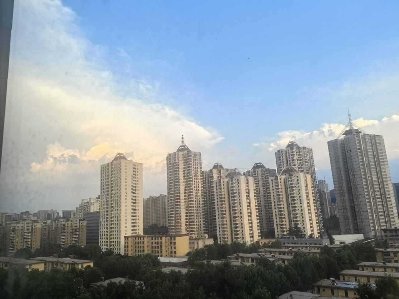 西安狂风暴雨前的天空照

晒图笔记大赛拍拍城市天空

给大家看看我拍的西安狂风暴
