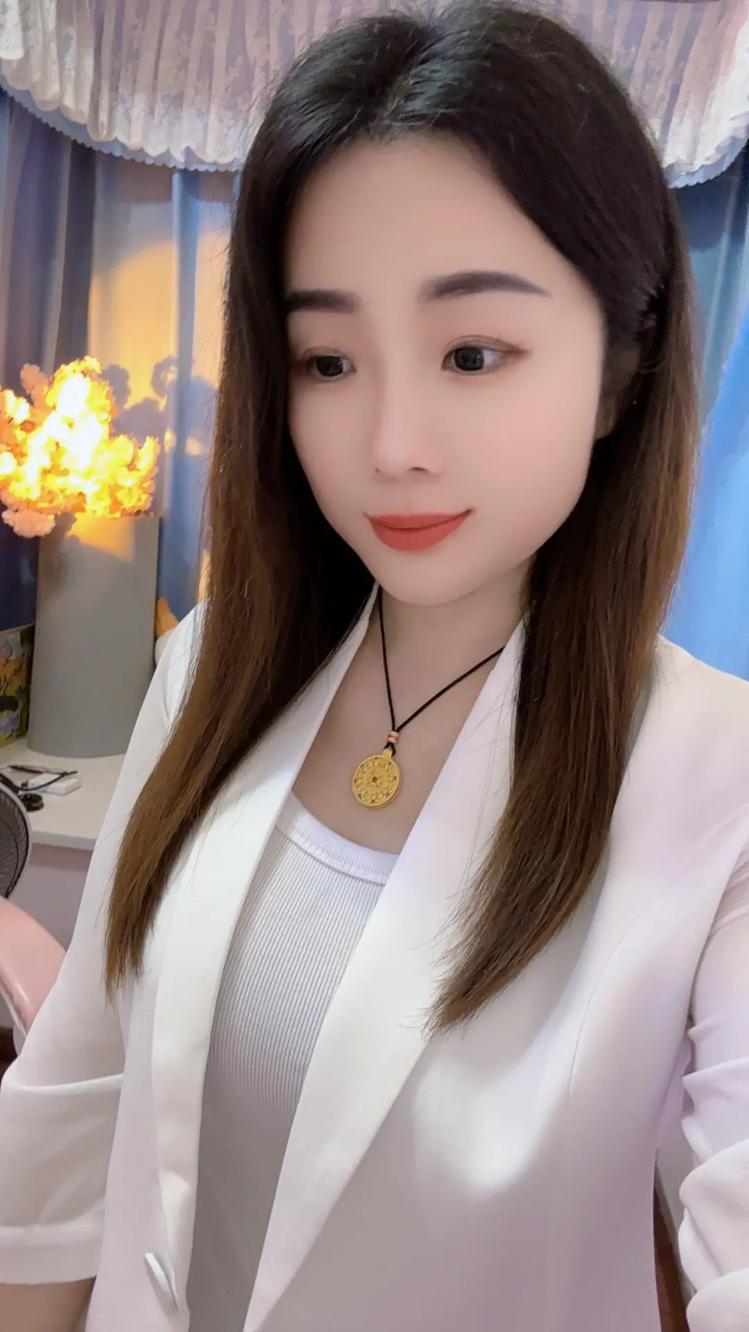 世界那么大，有人给你难堪，有人给你解围，有人欺你如泥，有人爱你入骨，有...