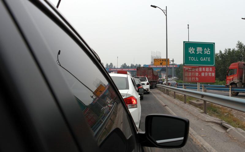 12月11日，男子偷车后因付不起高速费弃车，假装“好心人”联系车主，＂付800元