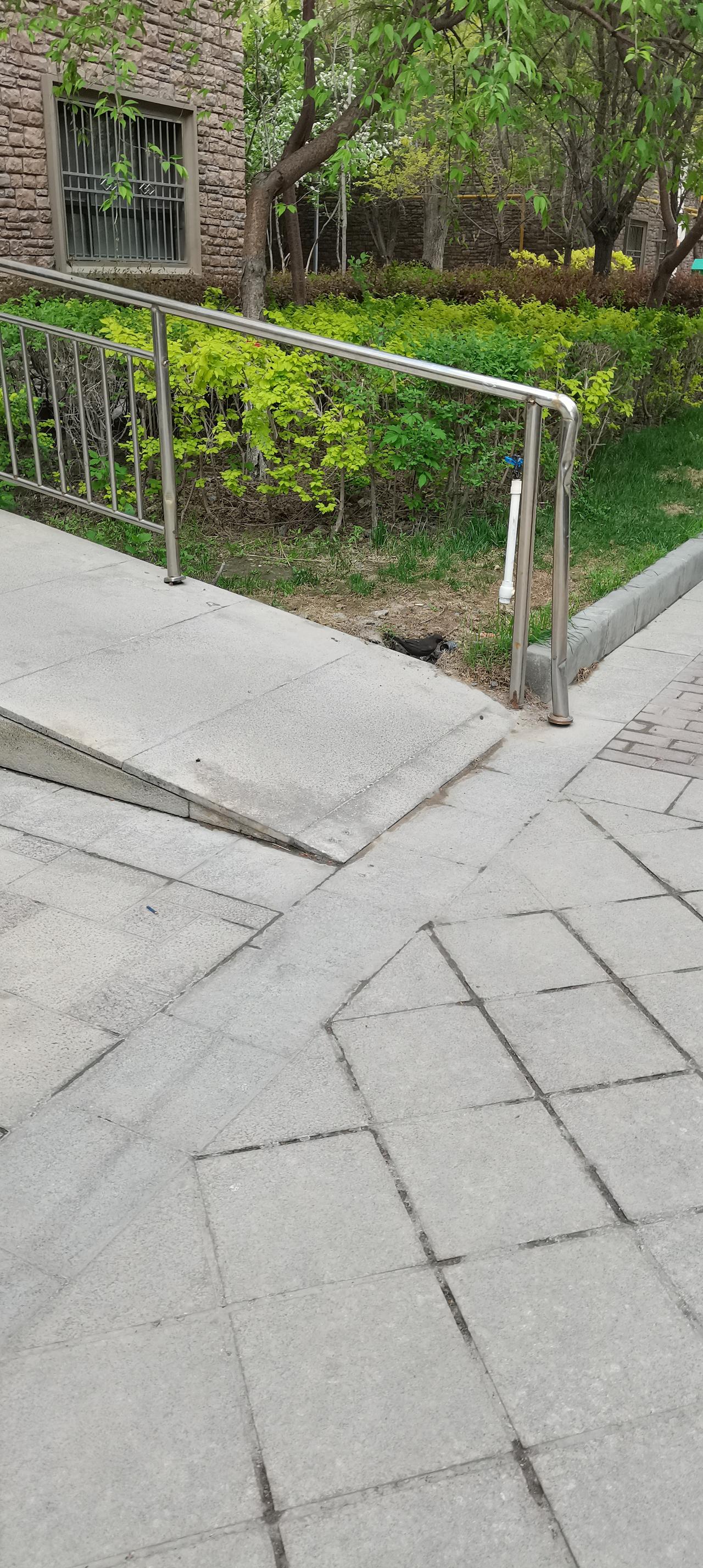楼下的两位老人，去年的一天，女的急匆匆的敲我的门。我打开之后，她气喘吁吁地说：“