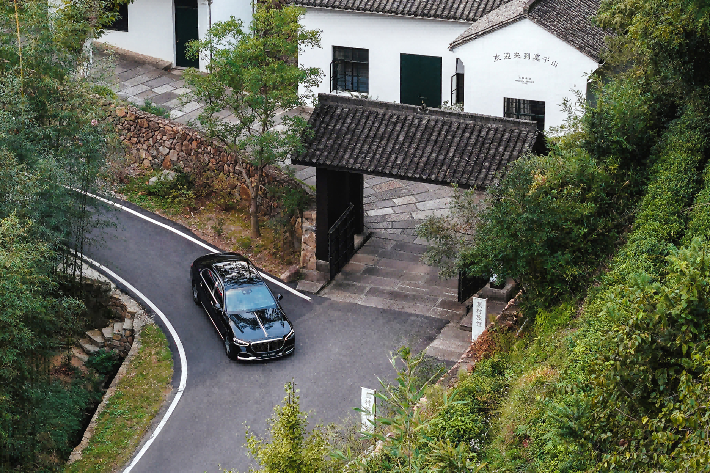 当奔驰迈巴赫驶过老洋房的红砖墙，停在红毯前的那一刻，你就明白 —— 它早已超越了