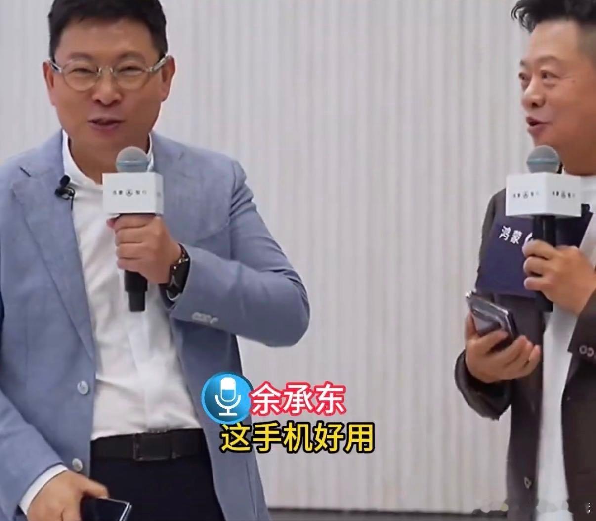 马东口袋装了什么马东全程爱不释手 马东在北京车展上彻底“失守”了。全程注意力都被