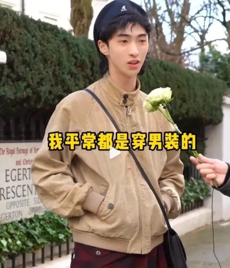 伊能静儿子好会说，让人刮目相看！

近日，伊能静和庾澄庆的儿子在街头回应“穿女装