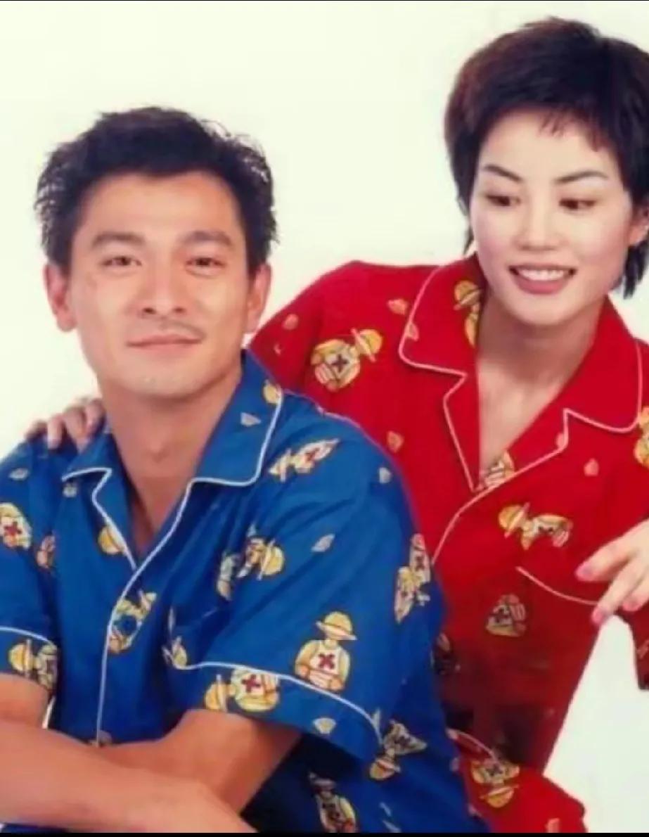 这俩是在拍戏，还是广告代言，如果不是，这也太随意了，怨不得有一段时间，满大街的睡