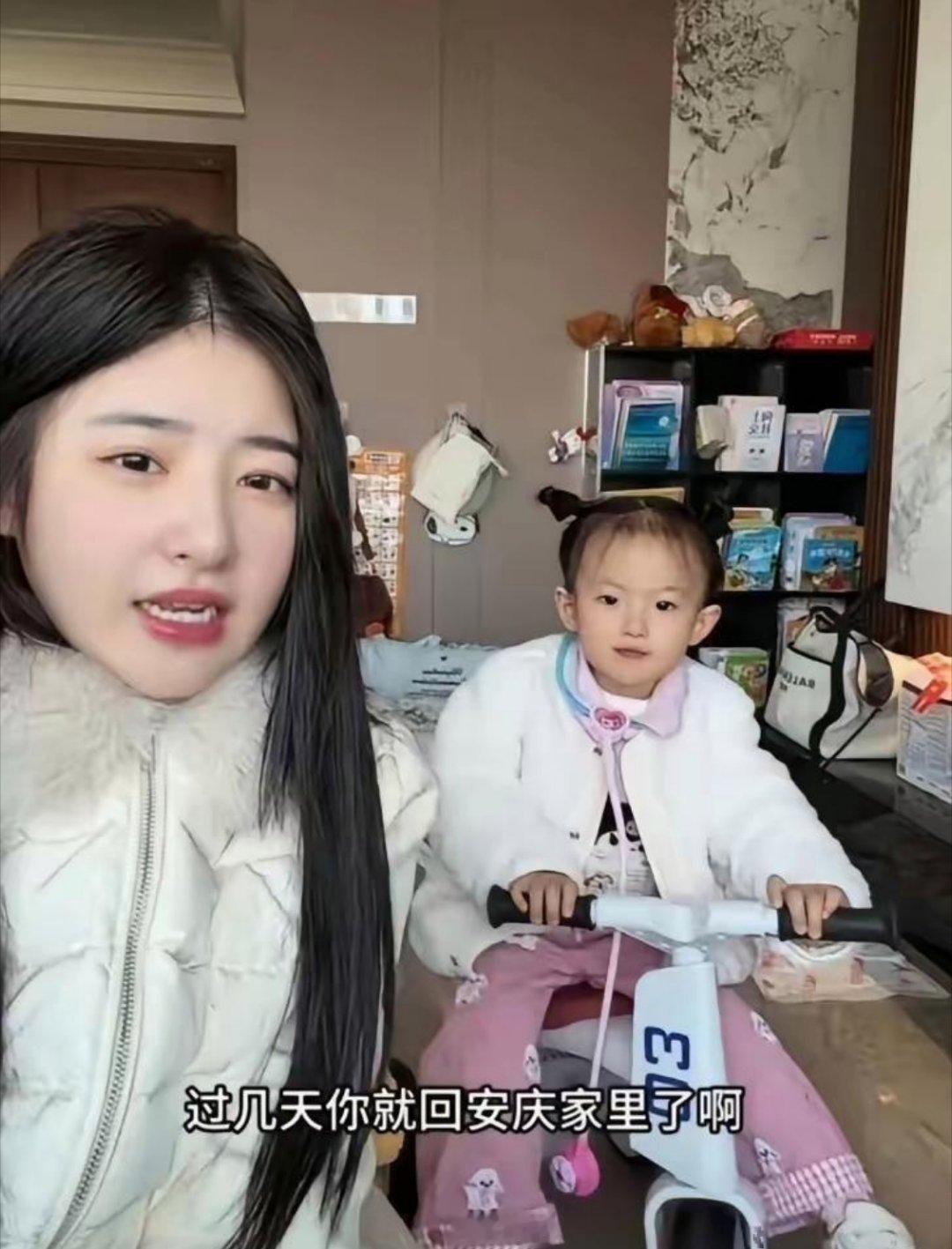 黄一鸣把两岁女儿闪闪怼到镜头前，孩子满脸眼泪鼻涕，哭着要妈妈抱，她却还把镜头怼得