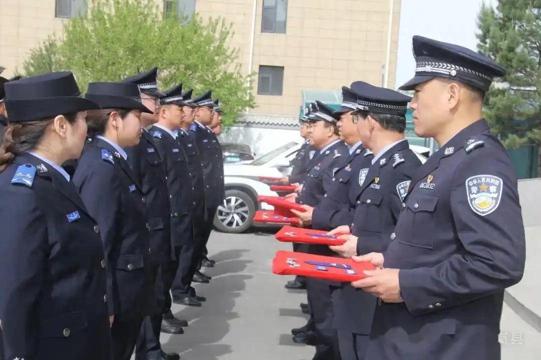 我觉得，拿辅警当公司职员没什么不好。

公司职员与直签辅警都一样是合同制。

合